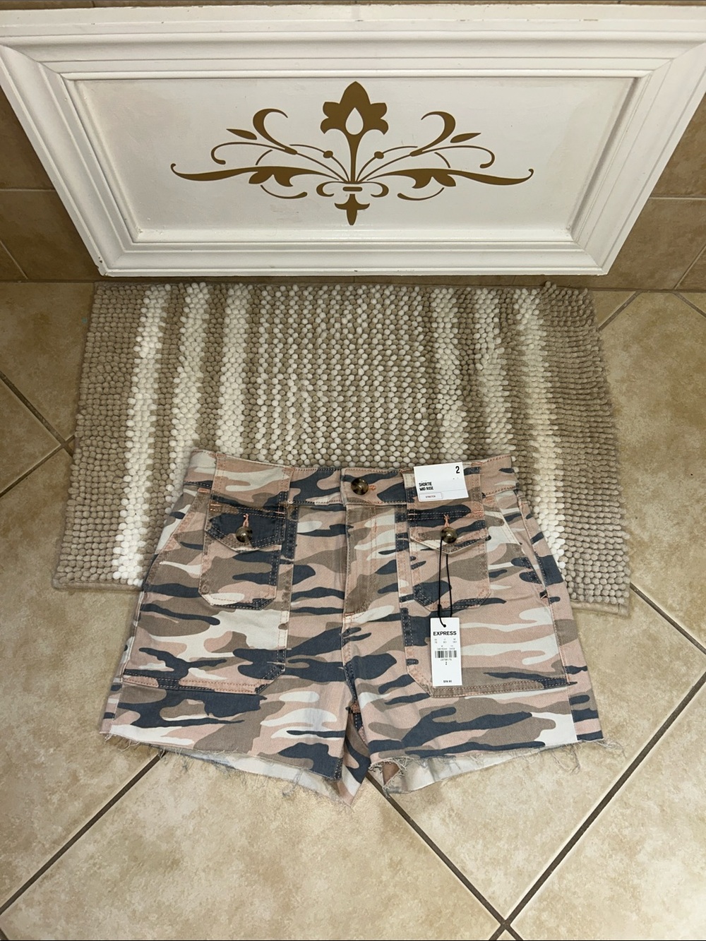Express Women’s Pink Camo Utility Shorts